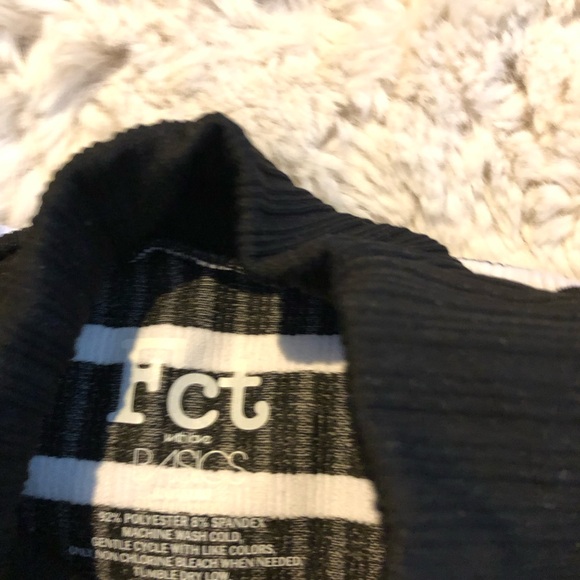 Black and white crop turtleneck - Picture 3 of 4